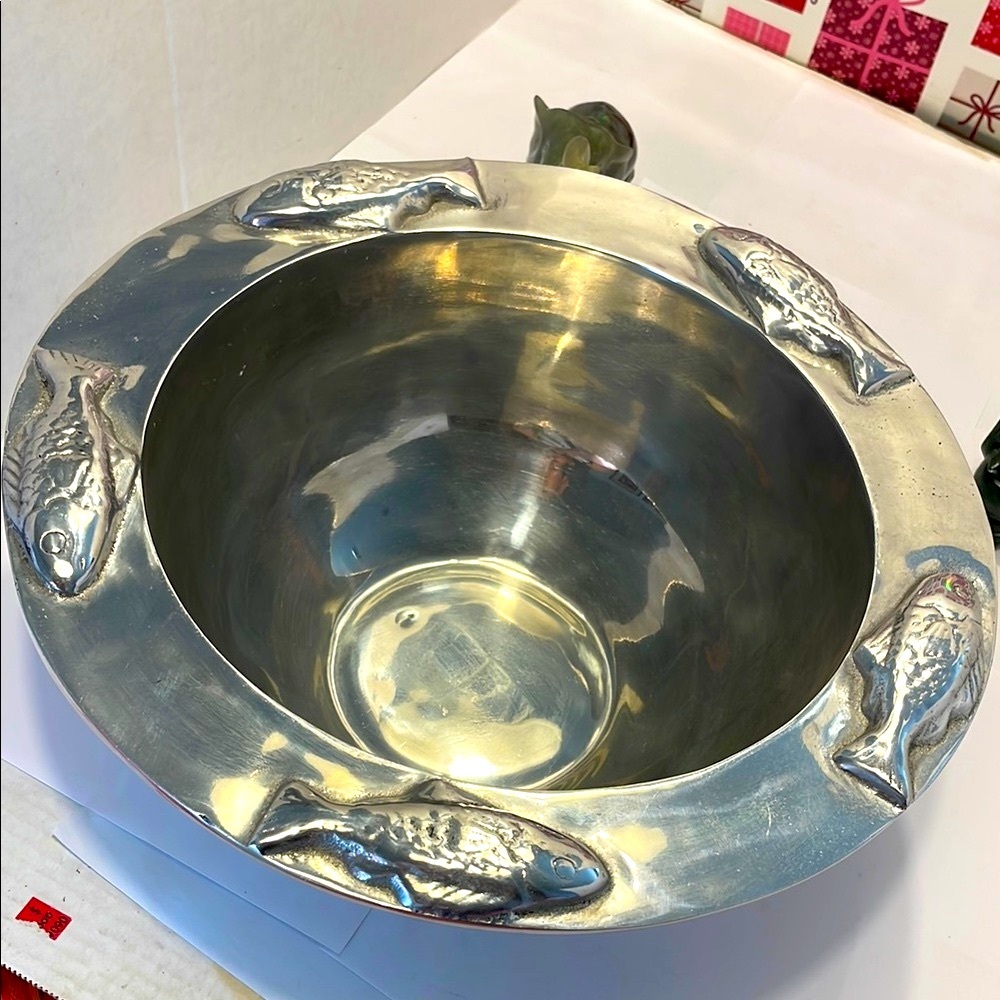Silver Fish Motif Cookware Bowl - Picture 13 of 17